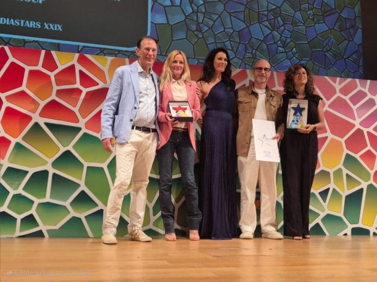 Monia Innocenti von Mido (2.v.l.) mit Max Galli und Sara Lometti (Mixer Group, beide rechts) mit den Moderatoren auf der Bühne bei der Mediastars-Preisverleihung im Juni 2025 in Mailand