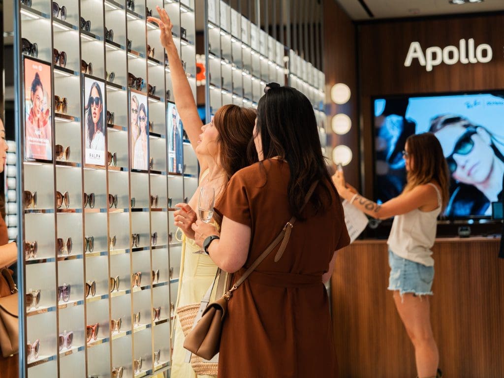 Influencer im Münchner Flagship-Store von Apollo-Optik beim Pre-Opening des Geschäfts
