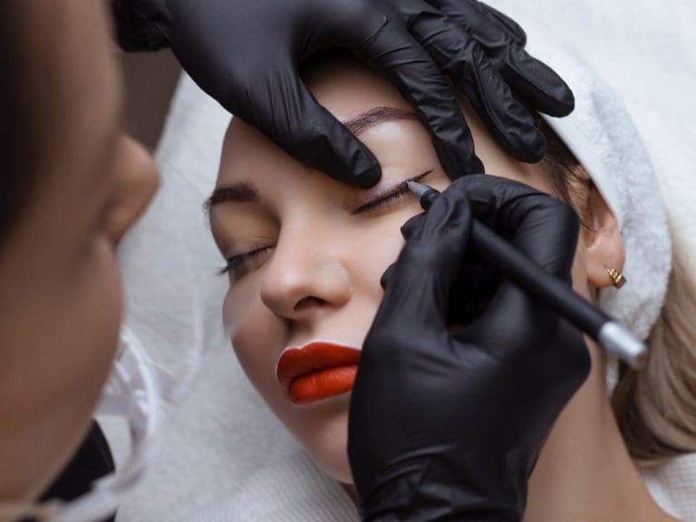 Kosmetischer Lidstrich-Eingriff am Auge bei einer Frau