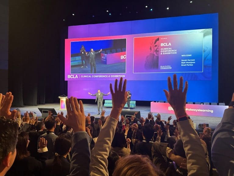 Bühne der BCLA-Kontaktlinsen-Konferenz 2025 in Birmingham