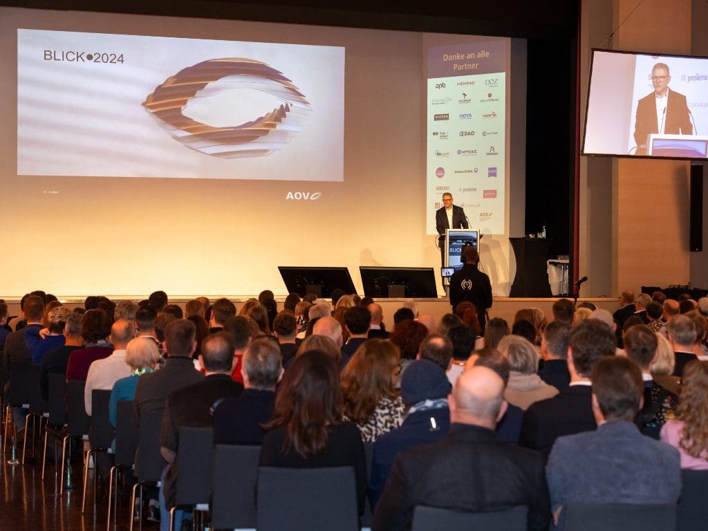 Thomas Heimbach als Redner auf der Bühne des Augenoptik-Branchentreffpunkts Blick•2024