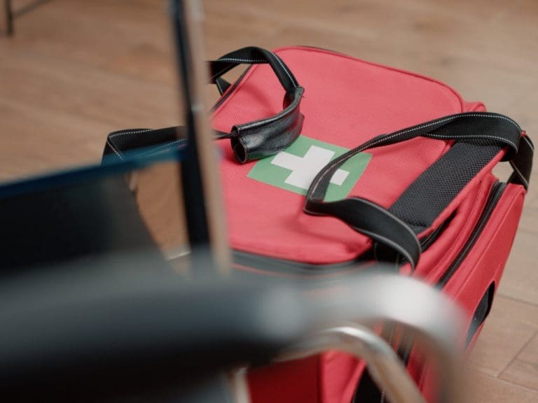 Medizinische Tasche mit medizinischen Geräten für die Behandlung in Nahaufnahme.