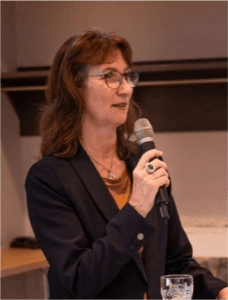 IVBS-Präsidentin Beate Göpel eröffnet das Vortragsprogramm am Sonntag auf dem IVBS-Kongress 2025 in Siegburg