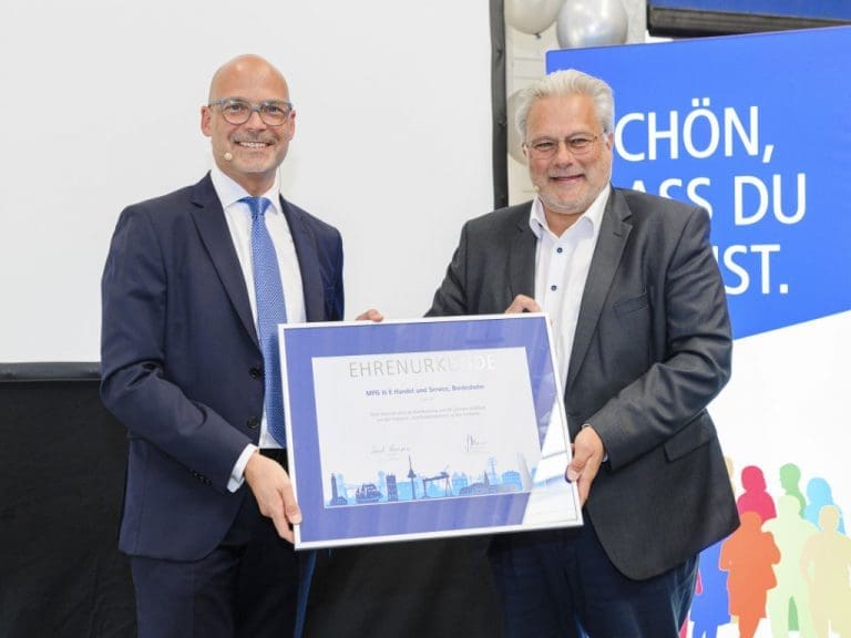 Lutz Kirschberger (rechts) übergibt eine Ehrenurkunde der IHK zu Kiel an MPG&E-Geschäftsführer Andreas Hess (links) auf der Jubiläumsfeier zu 25 Jahre MPG&E