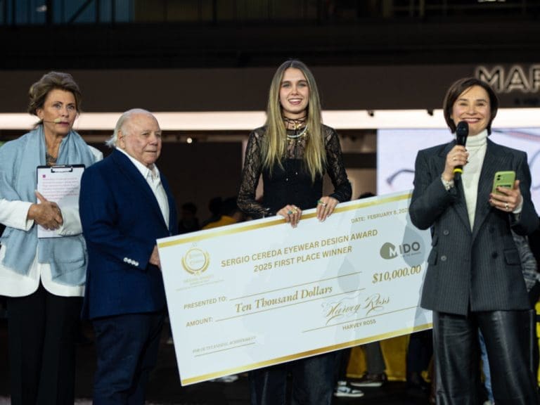 Preisverleihung des ersten Sergio Cereda Eyewear Design Award auf der Mido 2025 mit Gewinnerin Tea Rocco, Studentin an der LABA School of Design in Italien, in der Mitte zu sehen.