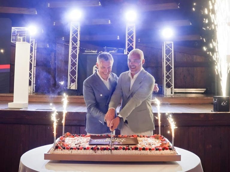Links CEO Cristiano Barbazza und rechts Marketing & Sustainability Director Simone Barbazza von Rudy Project beim Anschneiden der Jubiläumstorte auf der 40-Jahre-Feier am 18. Juni 2025