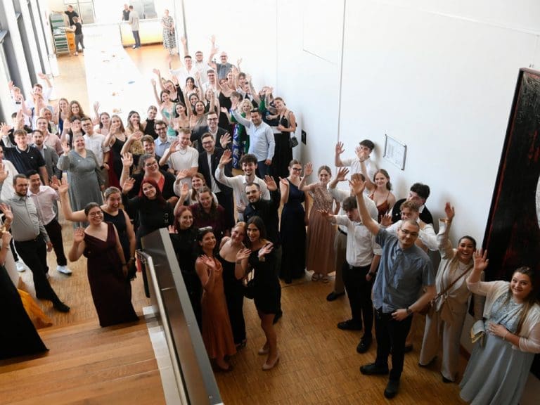 Gruppenbild mit Gesellen auf der Freisprechungsfeier für Augenoptik-Gesellen am 29. Juni 2025 in Kirchheimbolanden