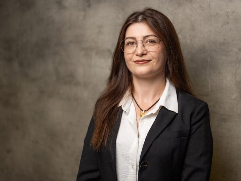 Die 36-jährige Augenoptikerin Medlina Krasniqi als neue Außendienst-Mitarbeiterin für den Bochumer Brillenglashersteller Stratemeyer