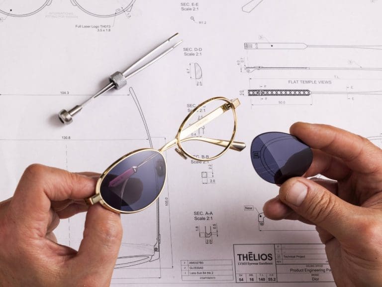 Metallbrillen-Verarbeitung im Thélios-Werk in Longarone