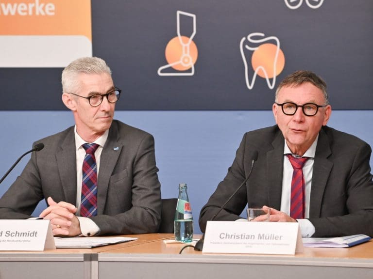 von links: Eberhard Schmidt, Präsident biha (Hörakustik) und Christian Müller, Präsident ZVA, auf einer Pressekonferenz am 3. April 2025