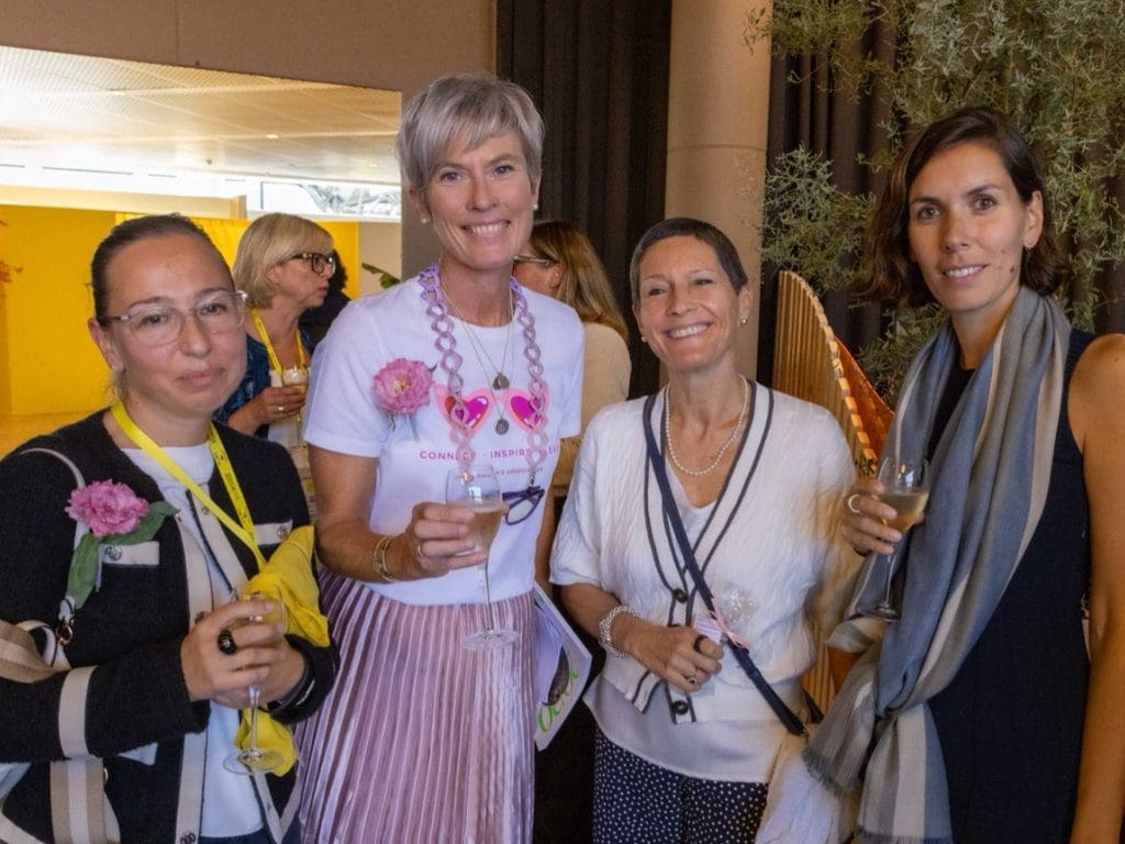 Vier Frauen, inkl. Nancy Gries, der Optical Women’s Association stehen nebeneinander und lächeln in die Kamera