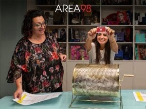 Zwei Mitarbeiterinnen von Area98 geben den Gewinner eines Gewinnspiels während eines Online-Call live bekannt