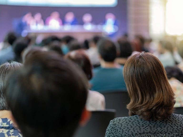 Rückansicht des Publikums auf einer Tagung