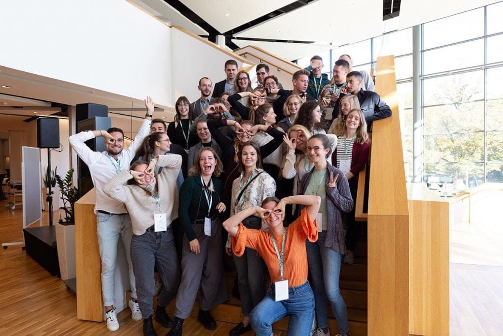 Mitgleider der Young VDCO präsentieren sich auf einer Treppe