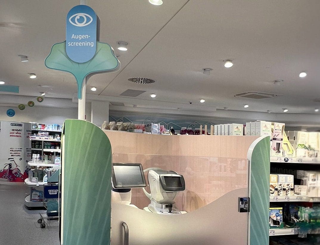 Blick auf das Angebot eines Augenscreenings in einer dm-Filiale