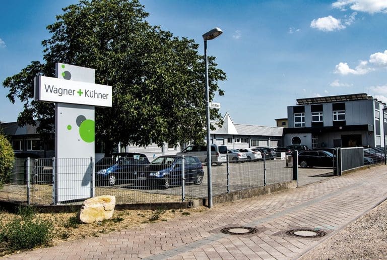 Firmensitz der Wagner + Kühner GmbH in Bad Kreuznach, Aufnahme der Außenfassade mit Unternehmensschild.