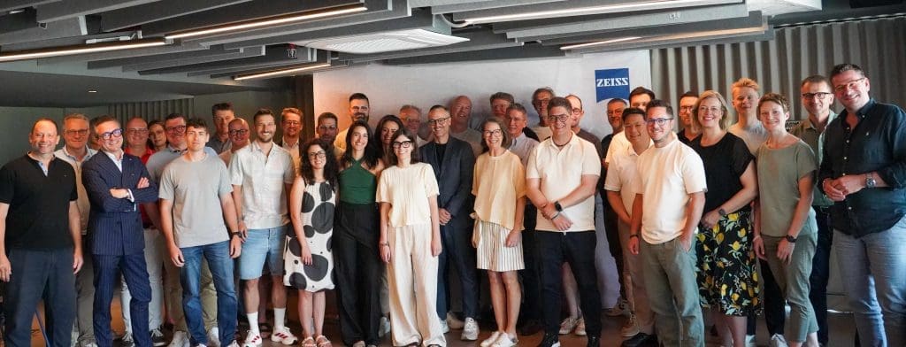 Teilnehmer des Ineurop-Gamechanger-Events 2025 in Barcelona zusammen mit Kooperationspartner Zeiss