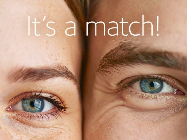 Auge eines Mannes und einer Frau in Großaufnahme