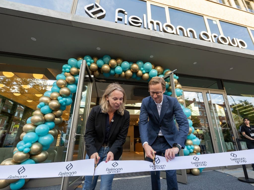Marc Fielmann (CEO) und Katja Groß (Personal- und IT-Vorständin) durchtrennen das Flatterband zur Eröffnung der neuen Firmenzentrale der Fielmann-Gruppe am 1. September