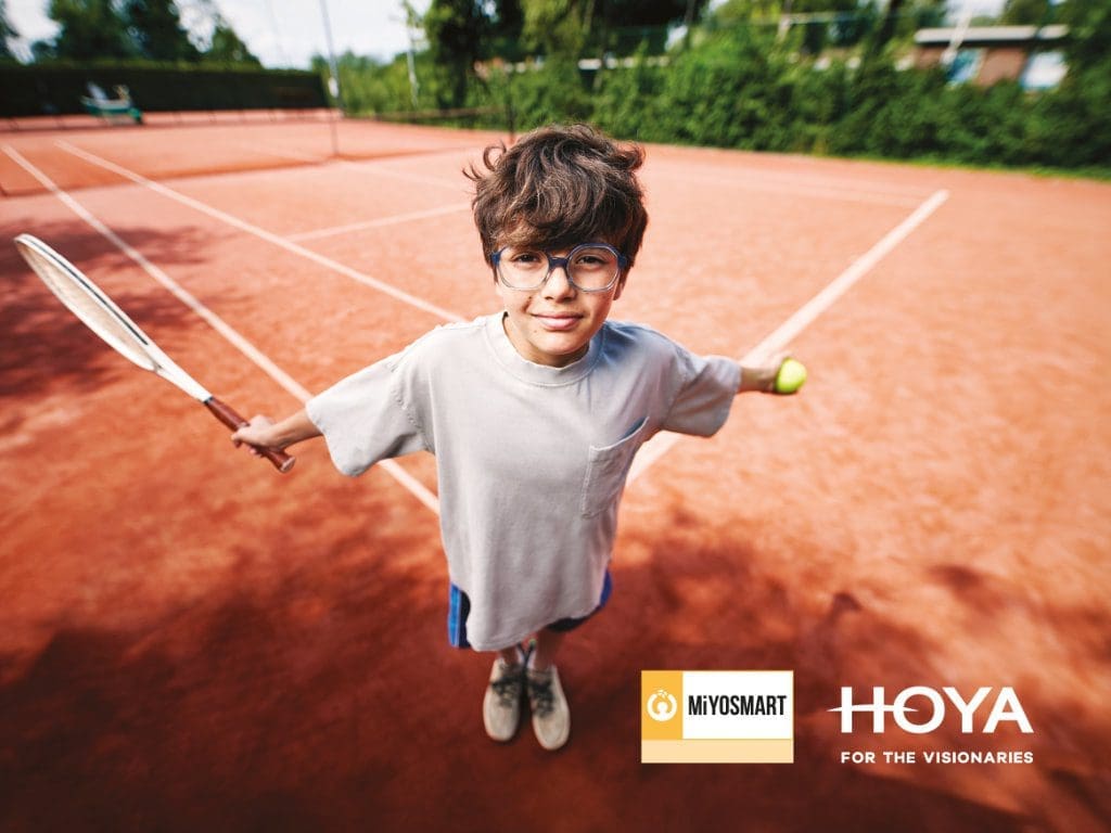 Junge mit Brille beim Tennisspielen, Kampagnenmotiv von Hoya