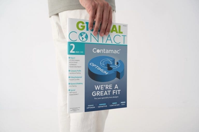 Nicht vollständige gezeigte Person hält Ausgabe 2/2025 von GlobalCONTACT in der Hand