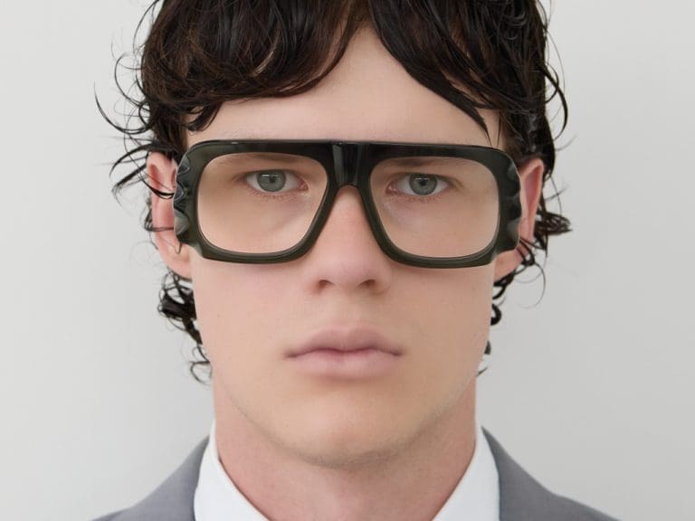 Männliches Model trägt Designerbrille des Labels Komono