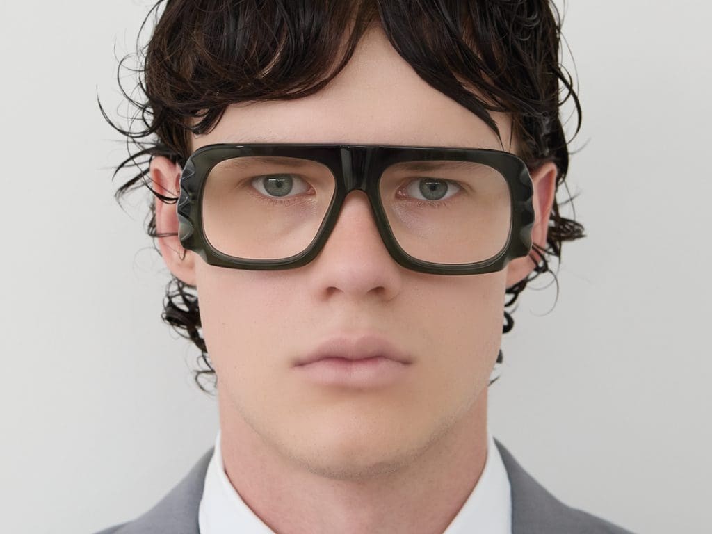 Männliches Model trägt Designerbrille des Labels Komono