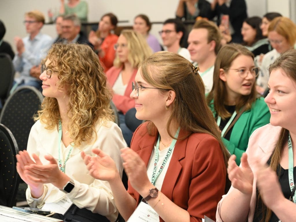 Eindrücke von Zuschauern im Vortragssaal des Sicht.Kontakte-Fachkongress 2024