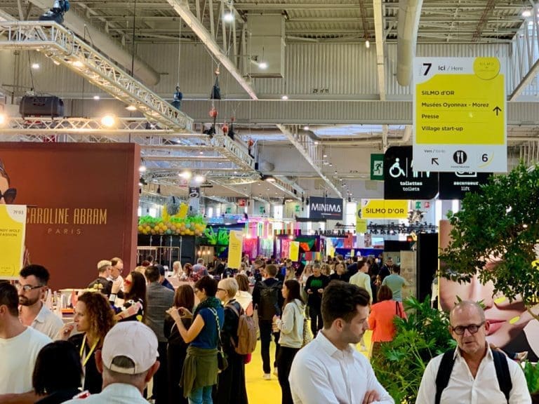 Messehalle mit Besuchern der Silmo Paris 2024