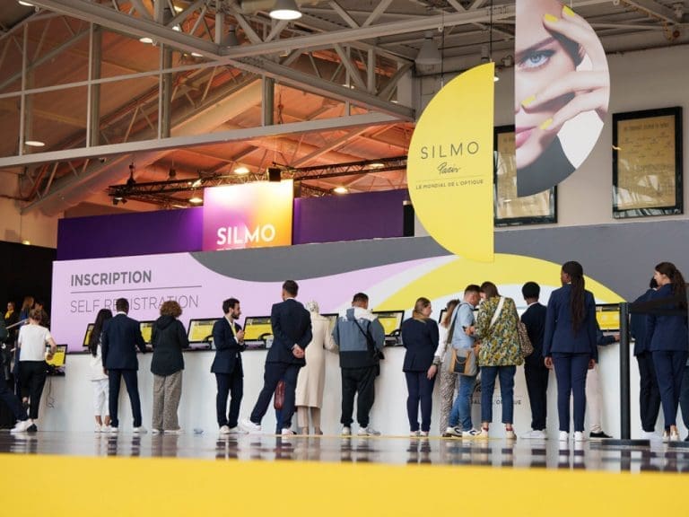 Teilnehmer vor dem Eingang der Augenoptik-Fachmesse Silmo Paris