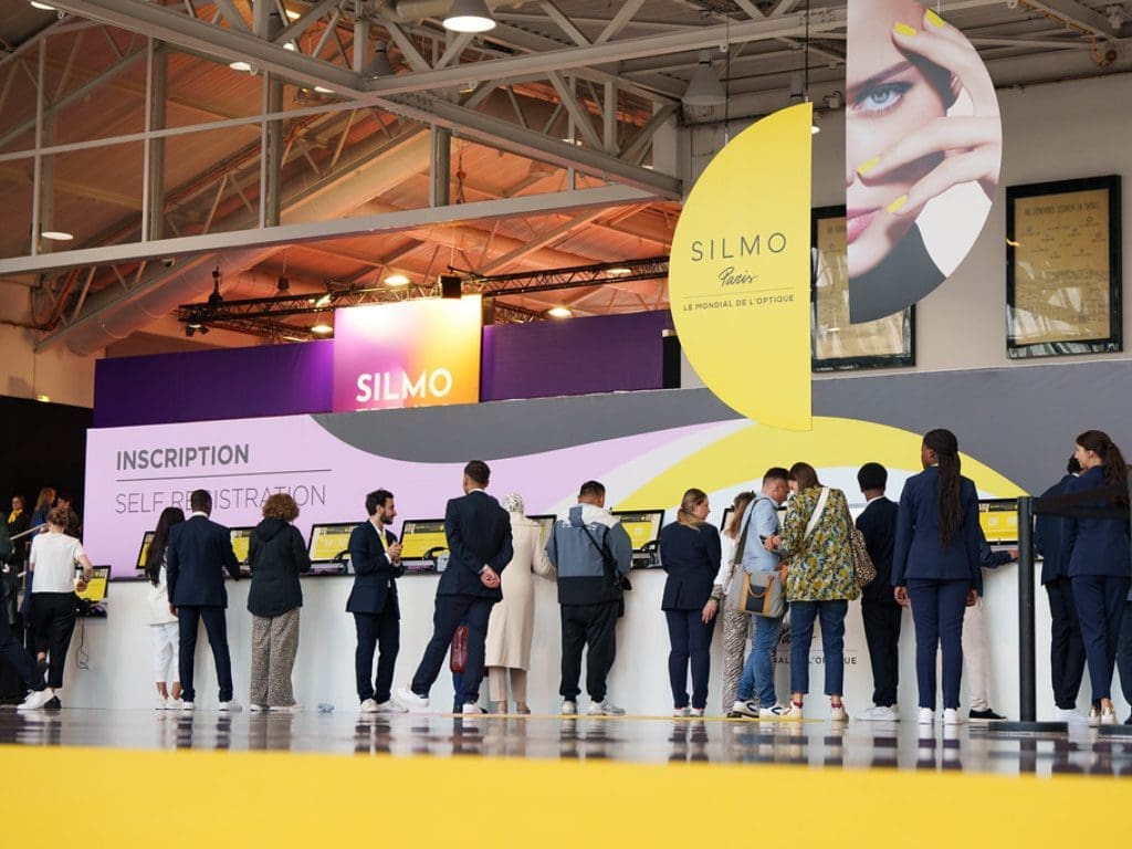 Teilnehmer vor dem Eingang der Augenoptik-Fachmesse Silmo Paris