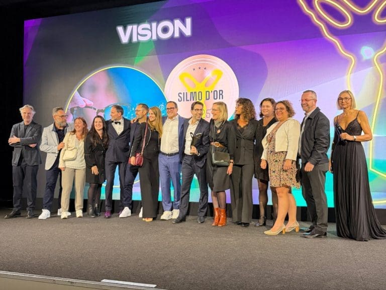 Die Gewinner des Silmo d'Or 2025 in der Kategorie Sehen/Vision – das Team vom Brillenglashersteller Rodenstock – gemeinsam auf der Bühne der Gala-Veranstaltung in Paris