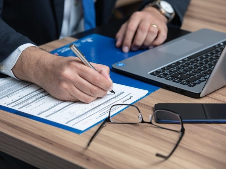 Hand eines Geschäftsmannes unterzeichnet Vertrag