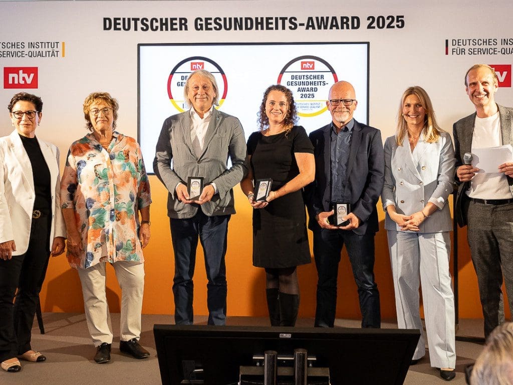 Anna-Lena Band (Mitte) bei der feierlichen Preisverleihung des Deutschen Gesundheits-Award 2025 im Rahmen des Big Bang KI Festivals in Berlin. Brigitte Zypries (2. v.l.), Bundeswirtschaftsministerin a. D. und Beiratsvorsitzende des DISQ übergab den Award