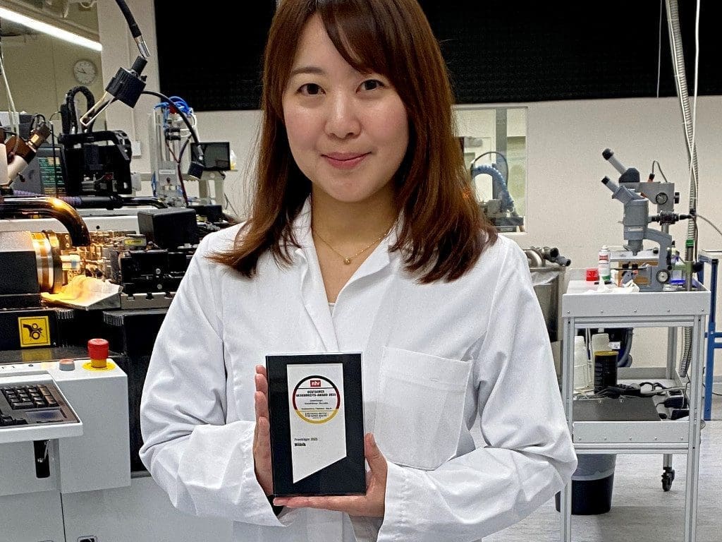 Hiroko Aikawa, Geschäftsführerin von Wöhlk Contactlinsen, hält am Firmensitz in Schönkirchen freudig den Gesundheits-Award in der Hand