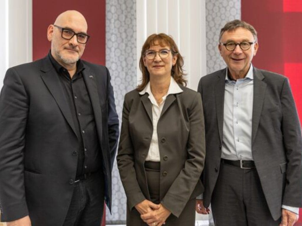 v.l.: Stephan Hirschfeld, 1.Vorsitzender VDCO, Beate Göpel, IVBS-Präsidentin, und Christian Müller, ZVA-Präsident.