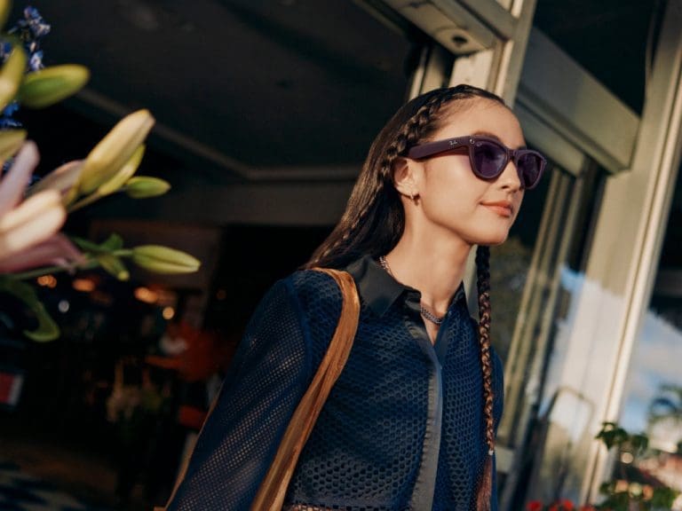 Weibliches Model trägt eine violette Ray-Ban Meta Gen 2-Brille