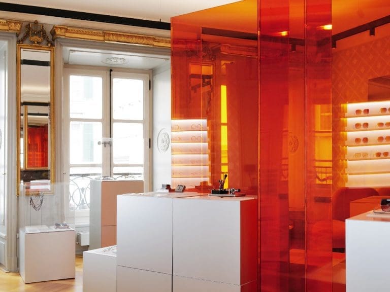 Innenansicht des Götti Showrooms in Luzern mit Brillendisplays und minimalistischer Raumgestaltung