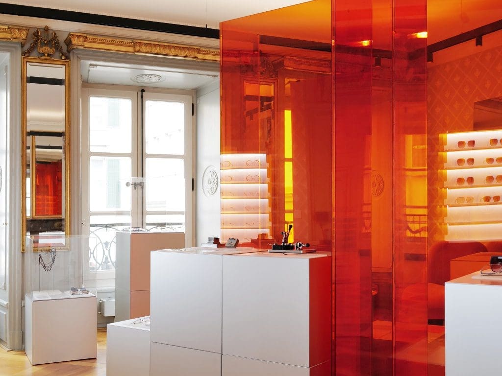 Innenansicht des Götti Showrooms in Luzern mit Brillendisplays und minimalistischer Raumgestaltung