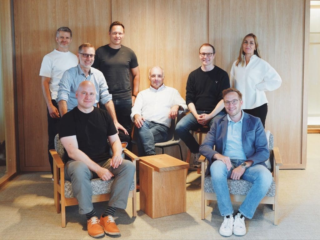 Vordere Reihe: Niko Eiden (CEO, IXI) und Samuel Frei (CEO, OptiSwiss). Hintere Reihe: Mikko Ahlström (IXI), Alexander Dr. Potdevin (OptiSwiss), Johannes Schubart (OptiSwiss), Jürgen Ruppel (OptiSwiss), Marko Ylinen (IXI), Henna Mäkinen (IXI)