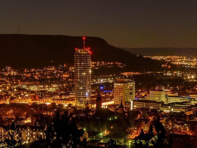 Jena bei Nacht, in der Mitte zu sehen ist der JenTower