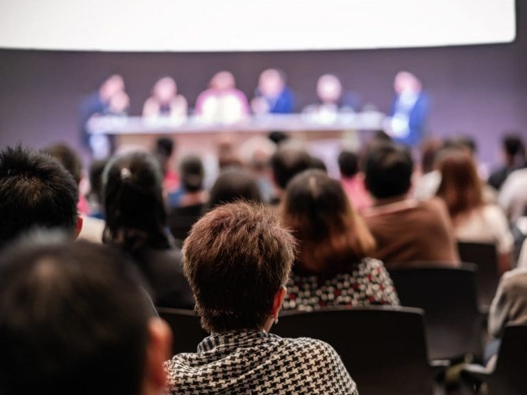 Publikum einer Tagung verschwommen zu sehen