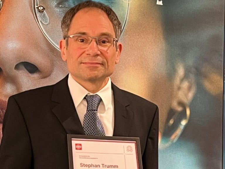 Rodenstock-Mitarbeiter Dr. Stephan Trumm erhält den ISO Award of Excellence für seine Beiträge zur internationalen Normung in der Augenoptik. Die Auszeichnung wurde in Tokio verliehen.