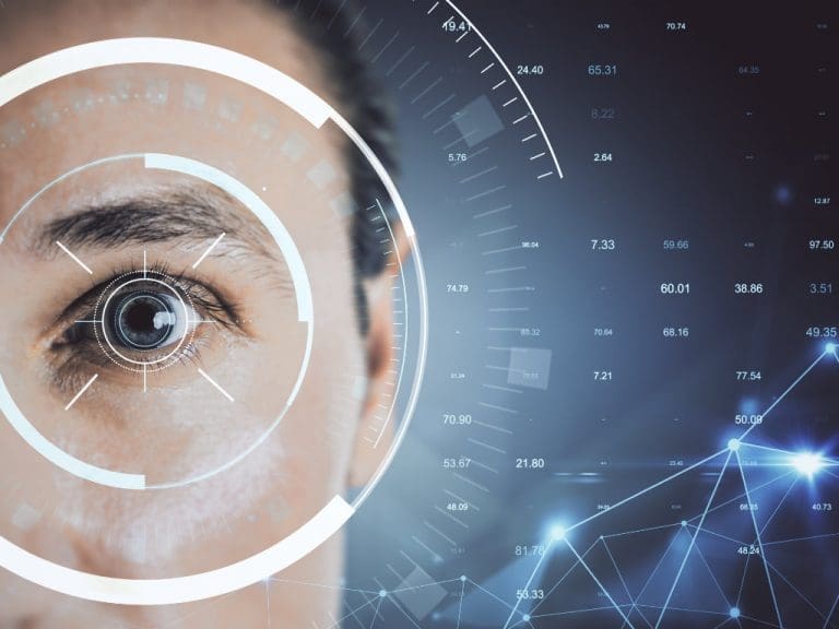 Gesicht mit Hologramm auf dem Auge und verschwommeneem Hintergrund als Gesichts-ID