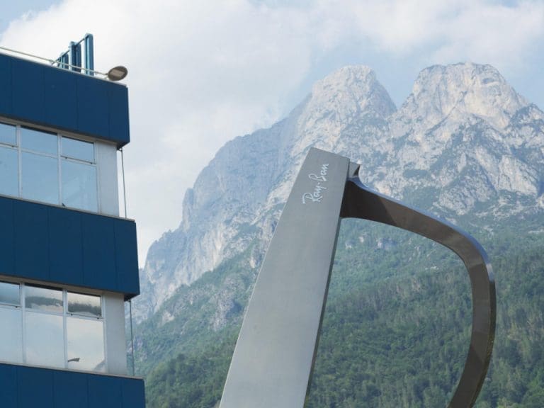 Ray-Ban-Brille angeschnitten vor dem EssilorLuxottica-Firmengebäude in Agordo, Italien