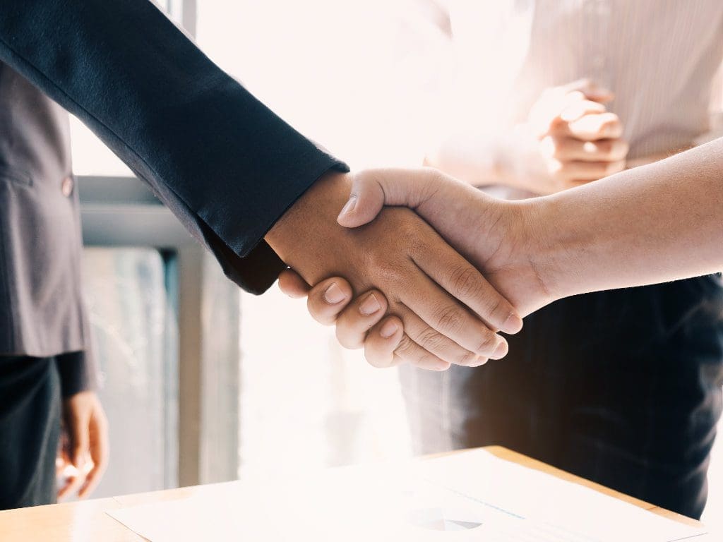 Nahaufnahme von Geschäftsleuten beim Händeschütteln