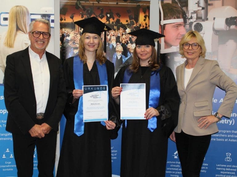Die beiden Preisträgerinnen des Karl Amon Optometry Award 2025 Natascha Lanz und Xenia Bieche mit dem Stifter des Preises Karl Amon (l.) und der Studiengangsleiterin Anna Nagl (r)