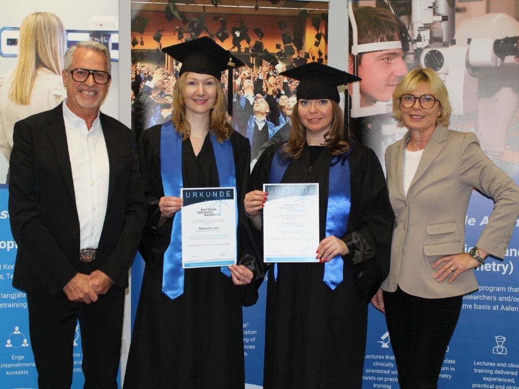 Die beiden Preisträgerinnen des Karl Amon Optometry Award 2025 Natascha Lanz und Xenia Bieche mit dem Stifter des Preises Karl Amon (l.) und der Studiengangsleiterin Anna Nagl (r)