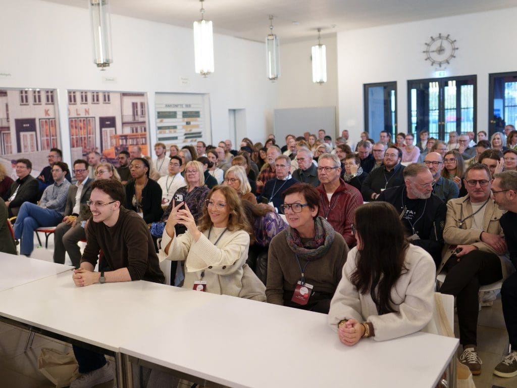 Plenum zeigt teilnehmende Augenoptiker auf dem IGA Optic-Teamforum in Köln