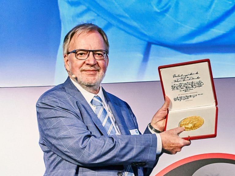 Dr. Wolfgang Wesemann mit der Duncker-Medaille des KGS auf dem Spectaris-Trendforum am 3. November in Berlin